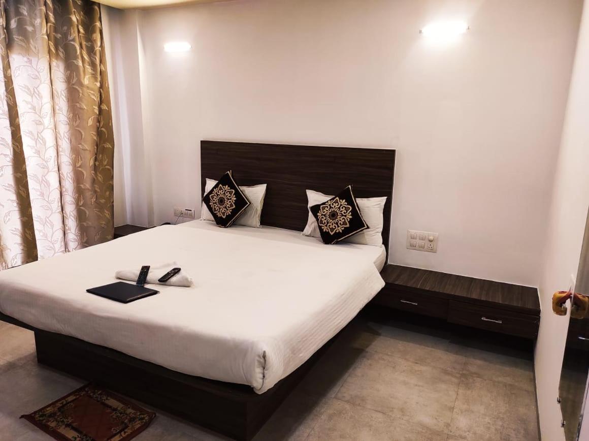 Hotel Manasi Inn Satara Dış mekan fotoğraf