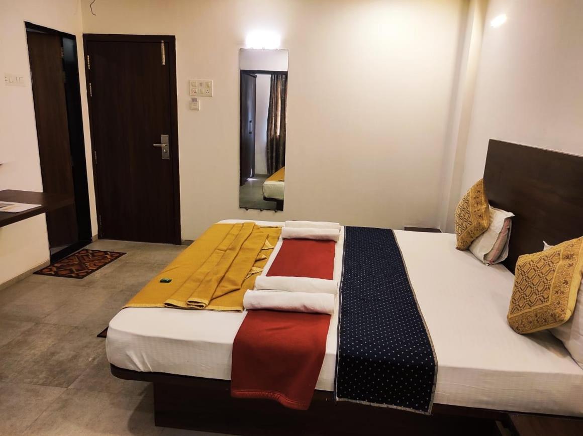 Hotel Manasi Inn Satara Dış mekan fotoğraf